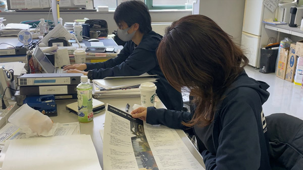 御船町における災害支援の連携会議からの学びについてまとめた冊子「みふねっと 御船町災害支援団体ネットワークの記録」の作成の様子 ©バルビー