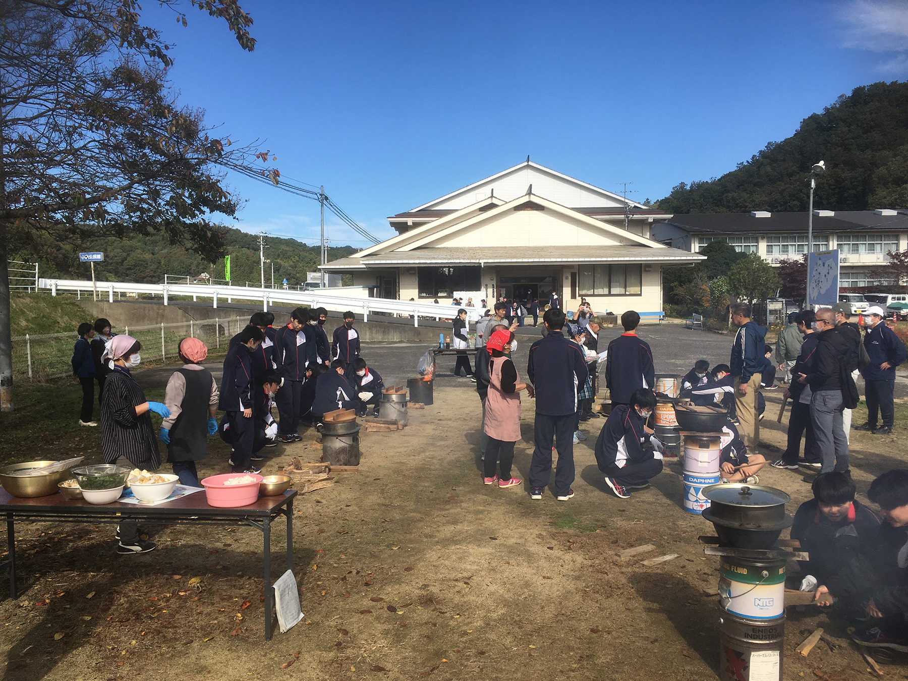 恒例行事になりつつある川俣町小島地区防災体験会で地域住民と川俣高校が連携して防災炊き出し訓練を実施／福島県川俣町小島公民館／2024.10.29 ©AAR