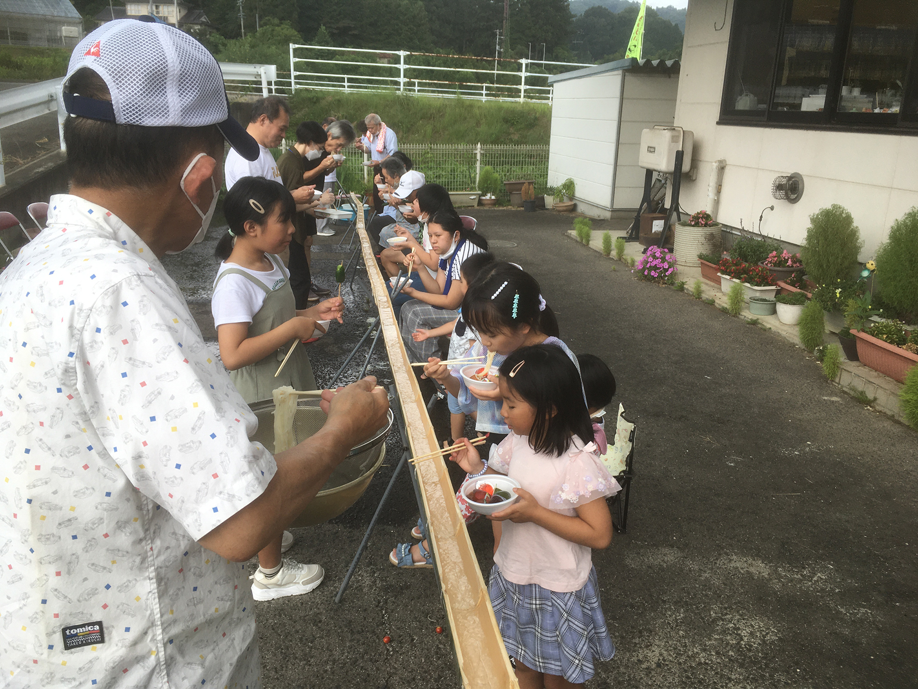 子どもたちが大勢参加した川俣町小島地区での交流会の様子／福島県川俣町小島公民館／2024.08.07 ©AAR