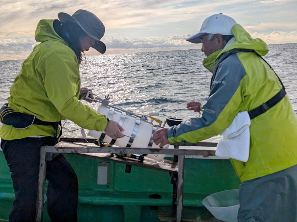 「福島に残された3つの課題」②被ばくリスクの軽減：海洋調査の実施　定点での海水採取の様子／福島第一原発沖1.5km／2024.11.20 ©たらちね