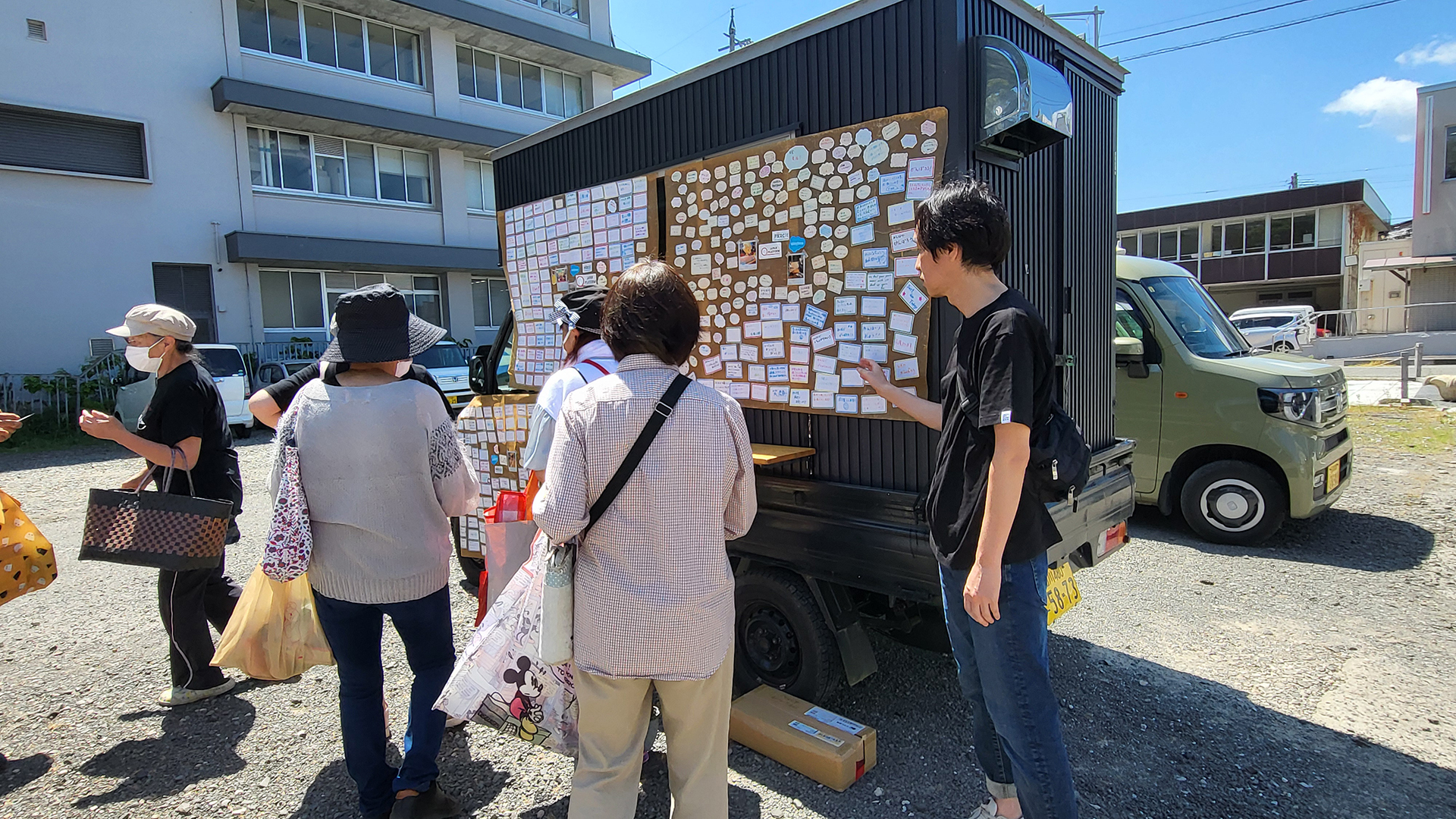 輪島の重蔵神社。セールスフォース・ジャパンイベントで集められた応援メッセージが物資配布会場に展示されました 🄫PARCIC