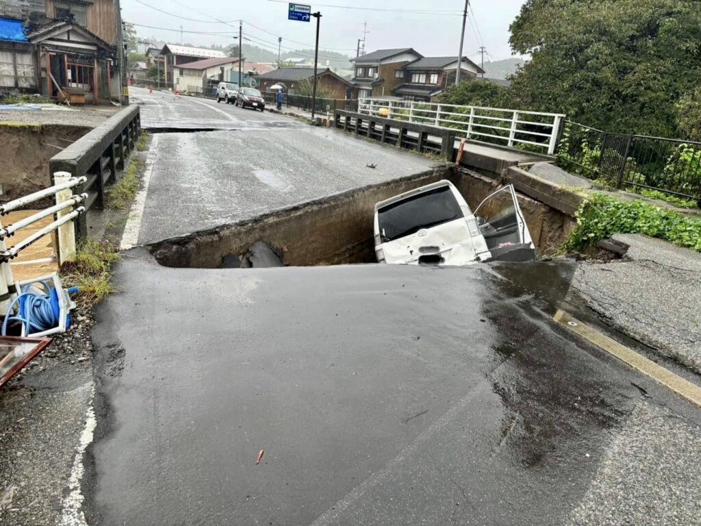 豪雨の影響で陥没した道路/石川県珠洲市/2024.09.21 🄫PBV