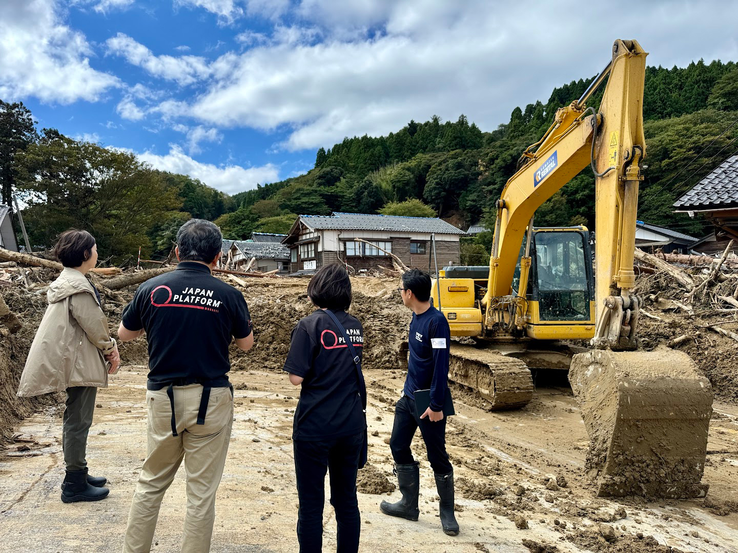 ピースボート災害支援センターが支援活動中の場所から徒歩1分ほど。ここでも家屋は崩壊し、堆積した土砂が行く手を阻む／珠洲市／ 2024.10.05 ©JPF